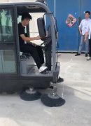 揚子全封閉掃地車，客戶上門試機中！